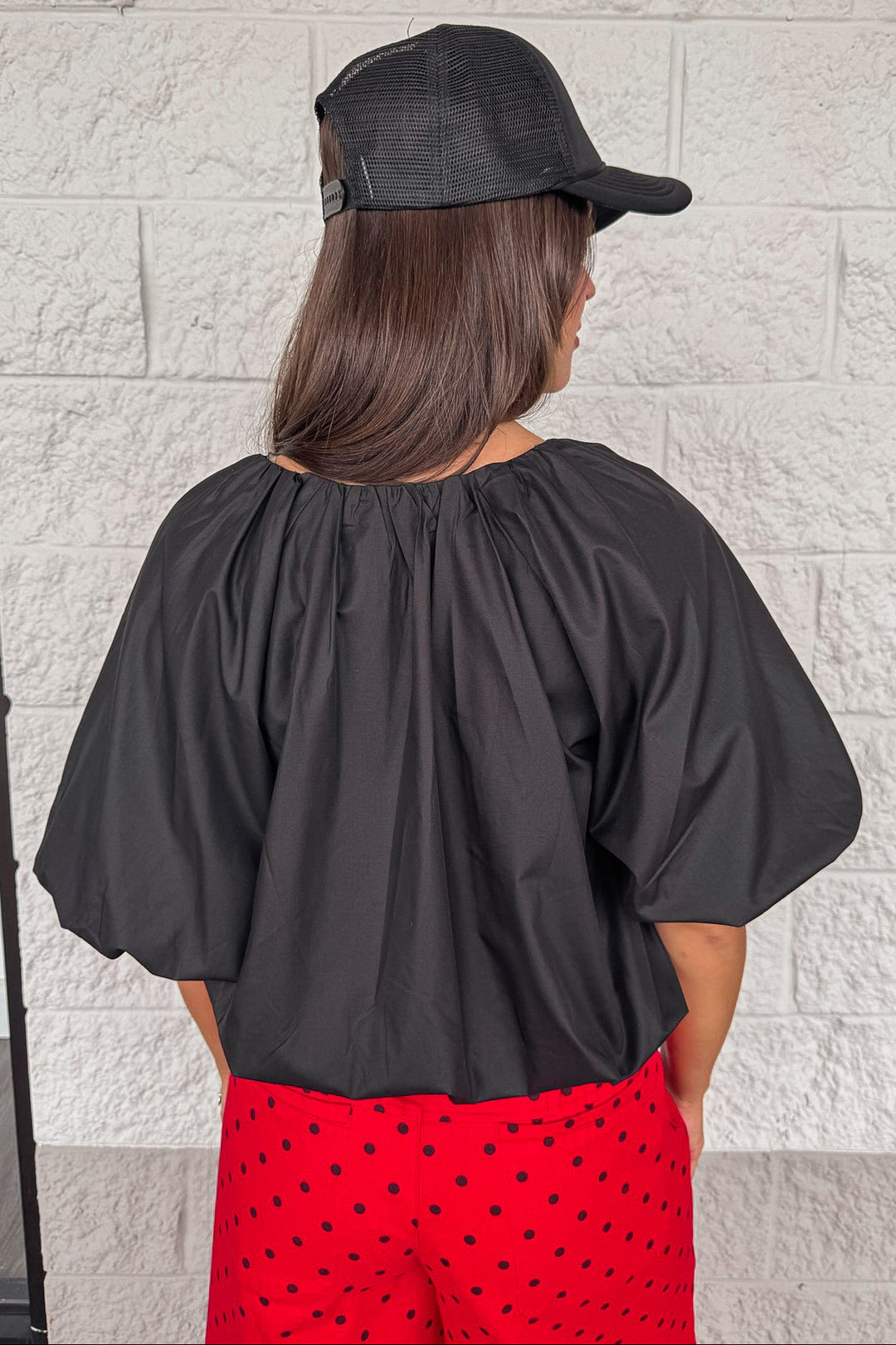 solid black bubble bottom hem short puff sleeve semi-cropped top