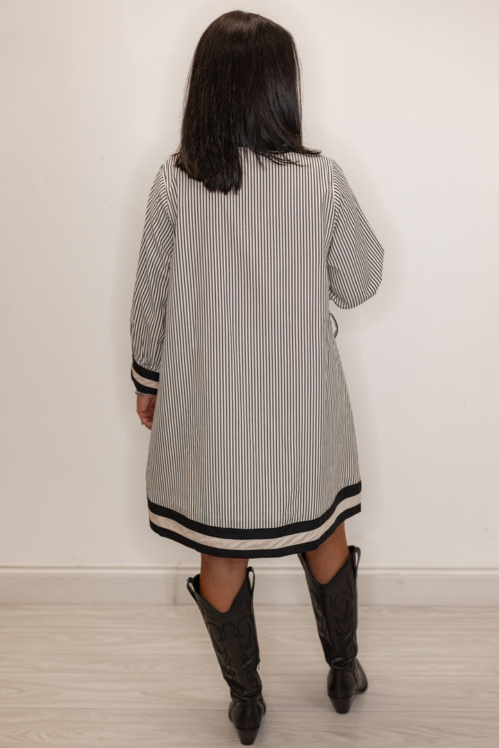 back viewcWomen's striped white and black  dress 