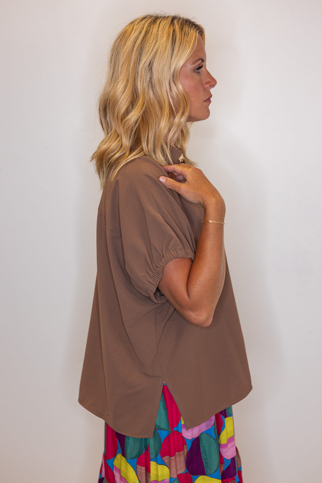 Women's mocha short sleeve top by Entro  showing side view