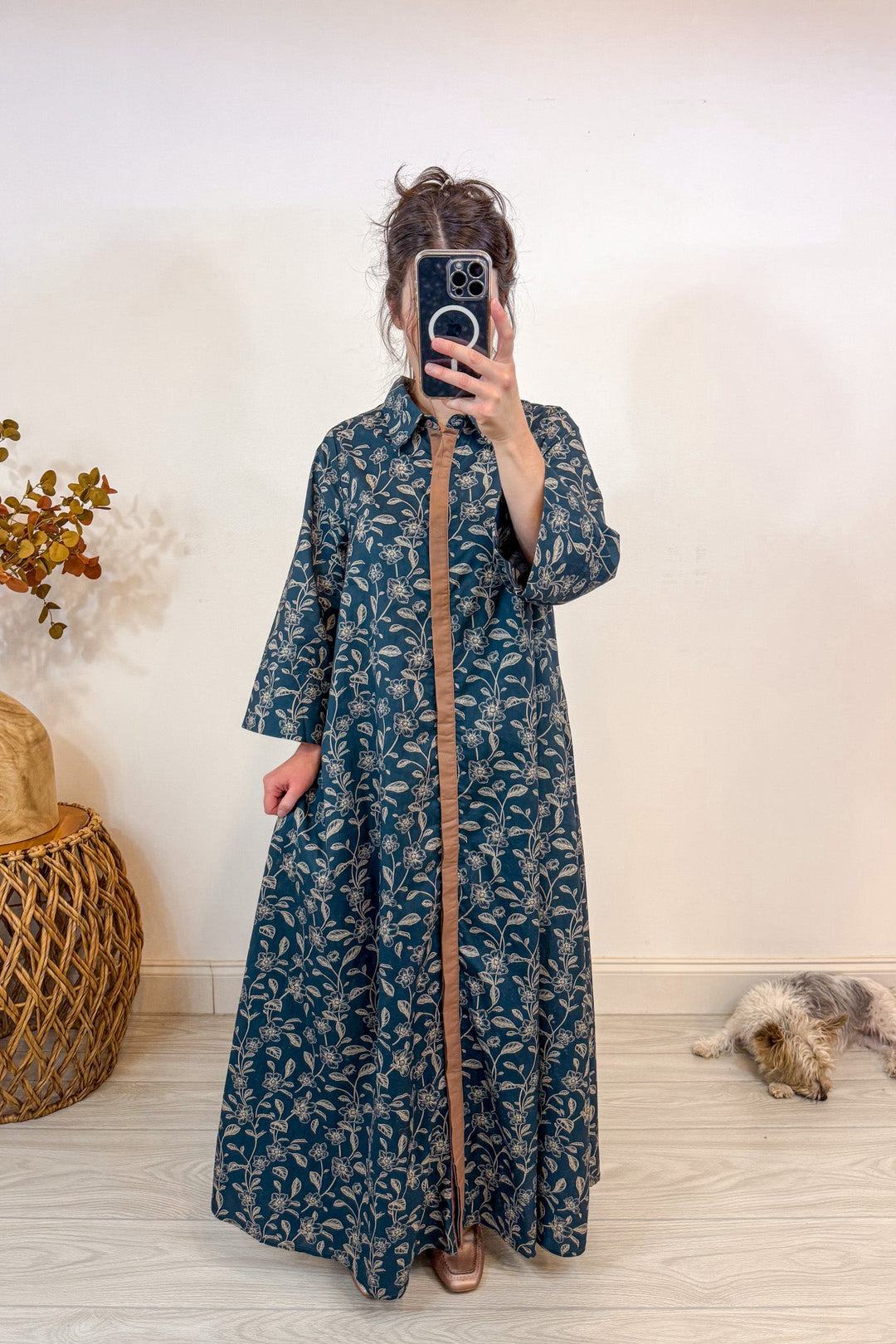 entro oversized flowy brown blue floral maxi dress holding
