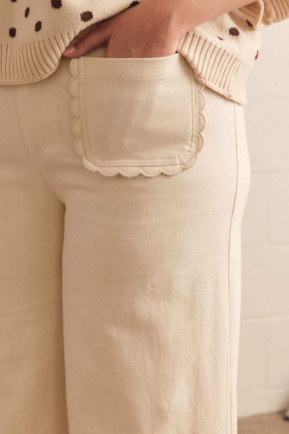 Entro plus size scalloped denim pants in ecru with wide legs and convenient pockets