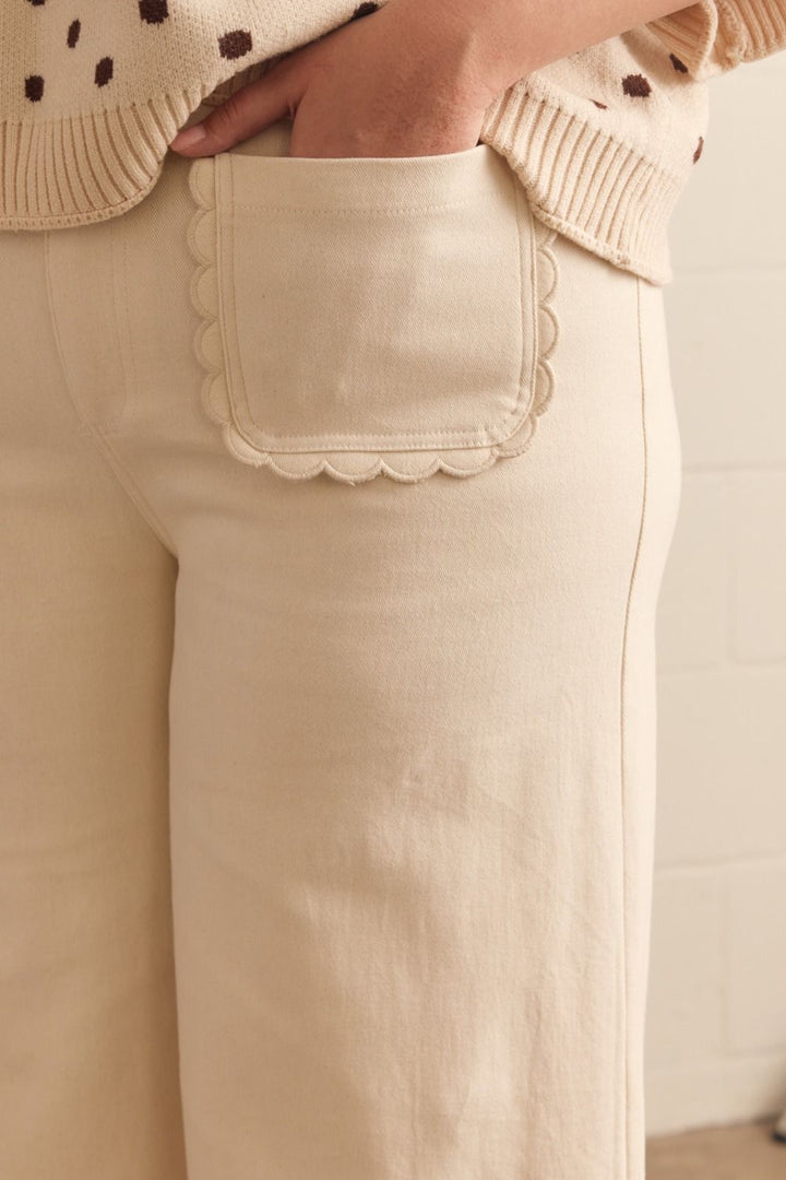 Entro plus size scalloped denim pants in ecru with wide legs and convenient pockets