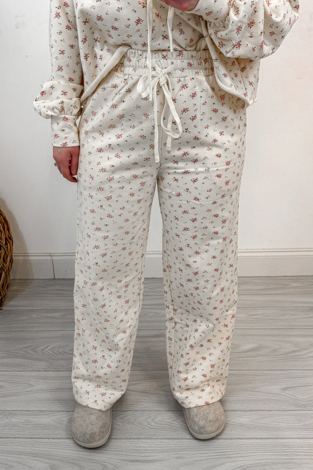 floral print cream print matching sweatshirt pants set details