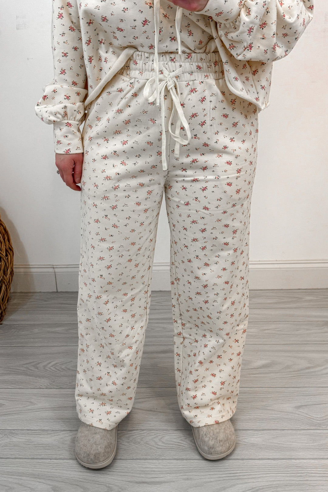 floral print cream print matching sweatshirt pants set details