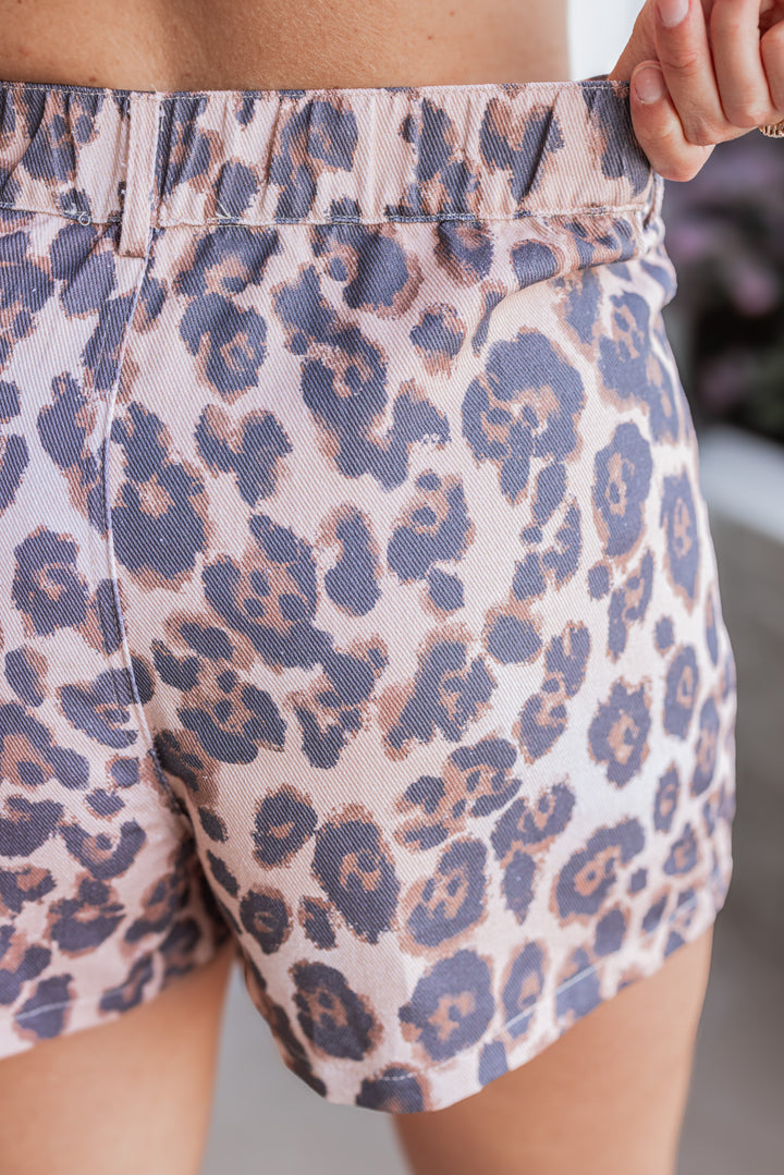 Women’s denim leopard print shorts with elastic waistband 